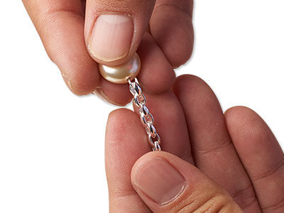 Chain on imitation pearl